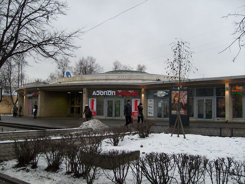 На фото проститутки и шлюхи Фрунзенской c www.RusGeisha.org Проститутки у метро Фрунзенская СПб